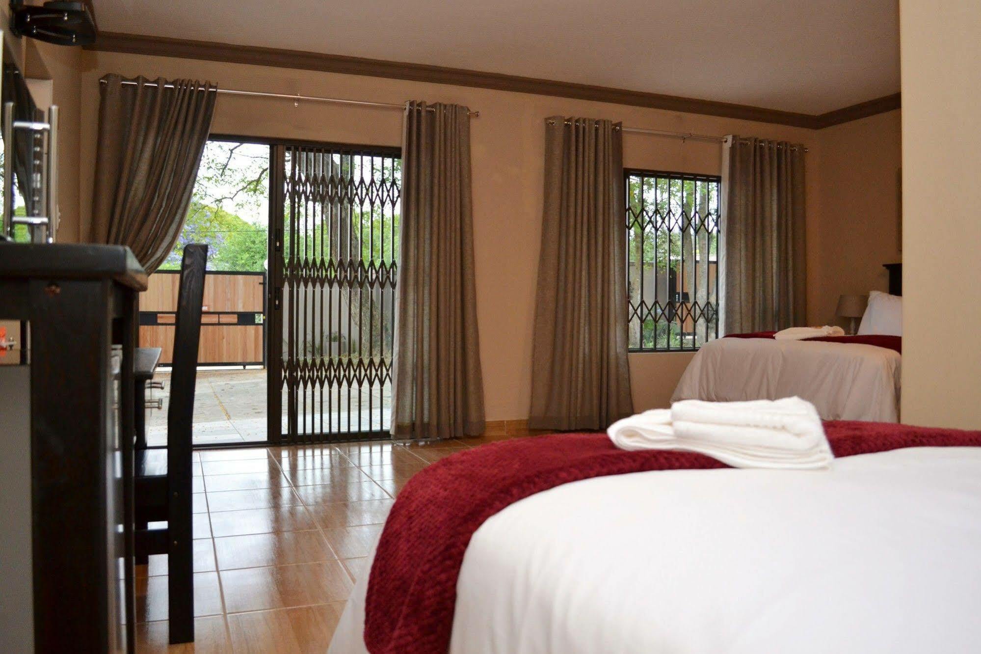 B At Home Guest House Piet Retief Bagian luar foto